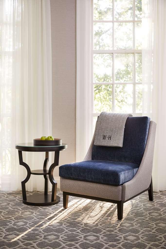 波士顿惠特尼酒店 客房 照片 A chair with a throw