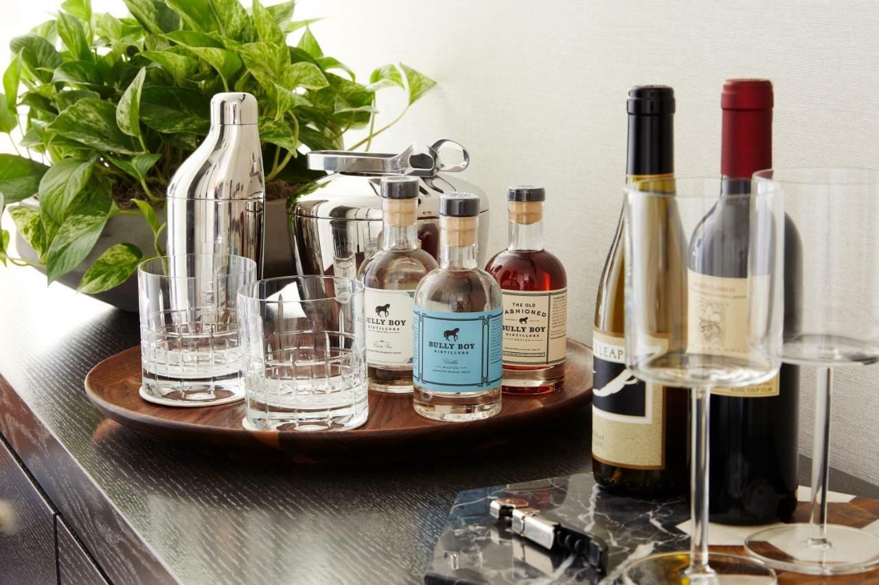 波士顿惠特尼酒店 外观 照片 A bar cart with a selection of liquor and wine