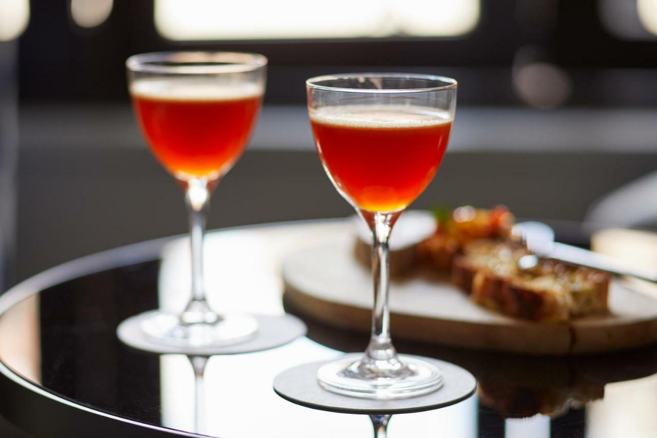 波士顿惠特尼酒店 外观 照片 A Clover Club cocktail