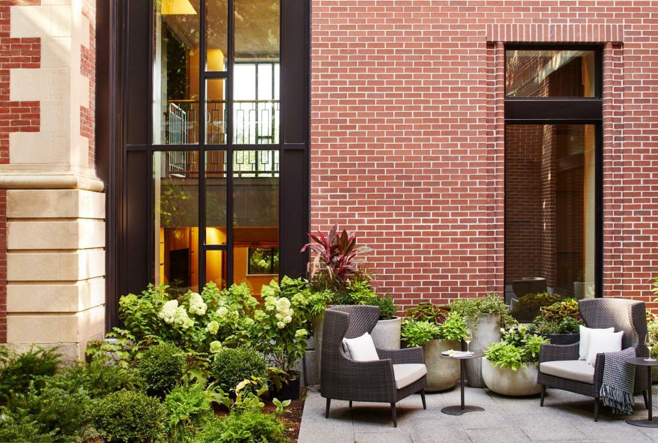 波士顿惠特尼酒店 外观 照片 The courtyard at the 100 East 53rd Street townhouse