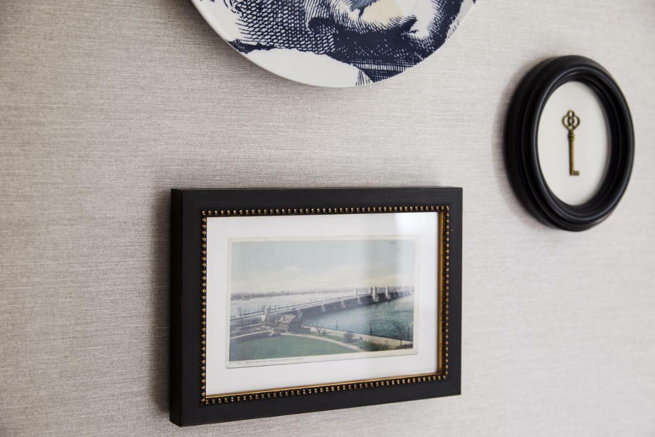 波士顿惠特尼酒店 外观 照片 A photograph of the Golden Gate Bridge, framed and mounted on a wall