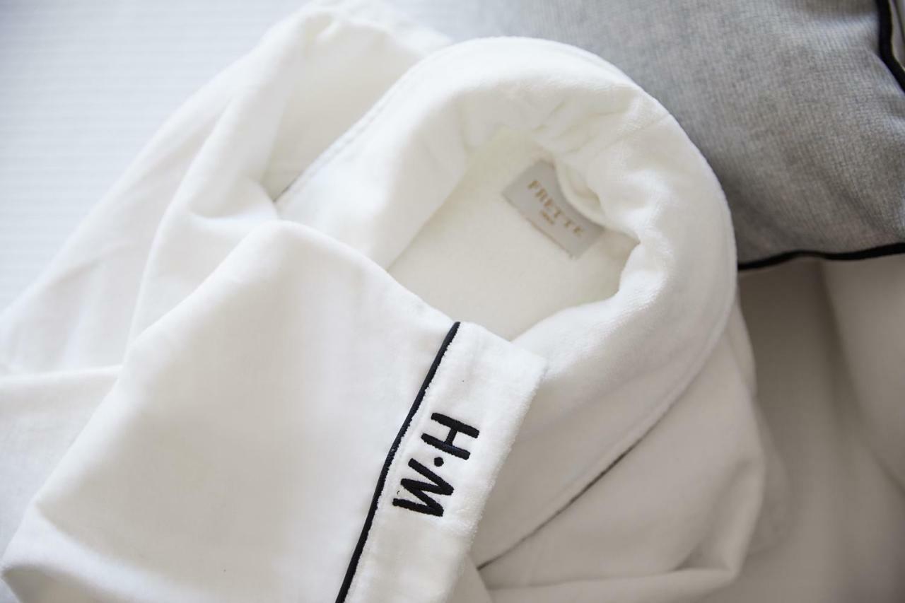 波士顿惠特尼酒店 外观 照片 A white shirt with a monogram