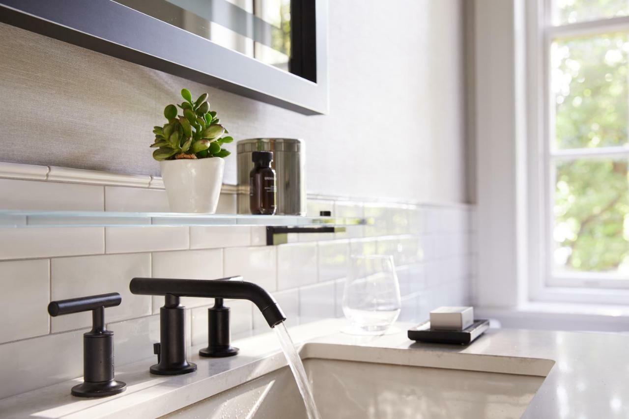 波士顿惠特尼酒店 外观 照片 A widespread lavatory faucet