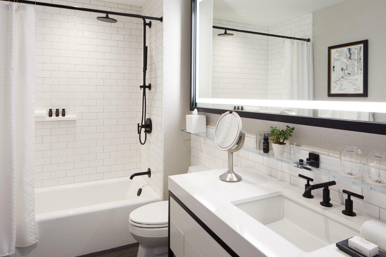 波士顿惠特尼酒店 外观 照片 A bathroom with a shower curtain
