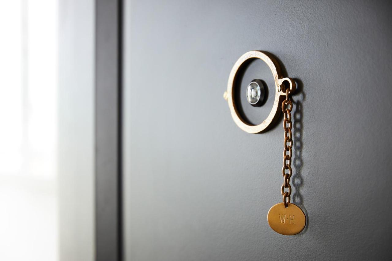 波士顿惠特尼酒店 外观 照片 A safe with a key