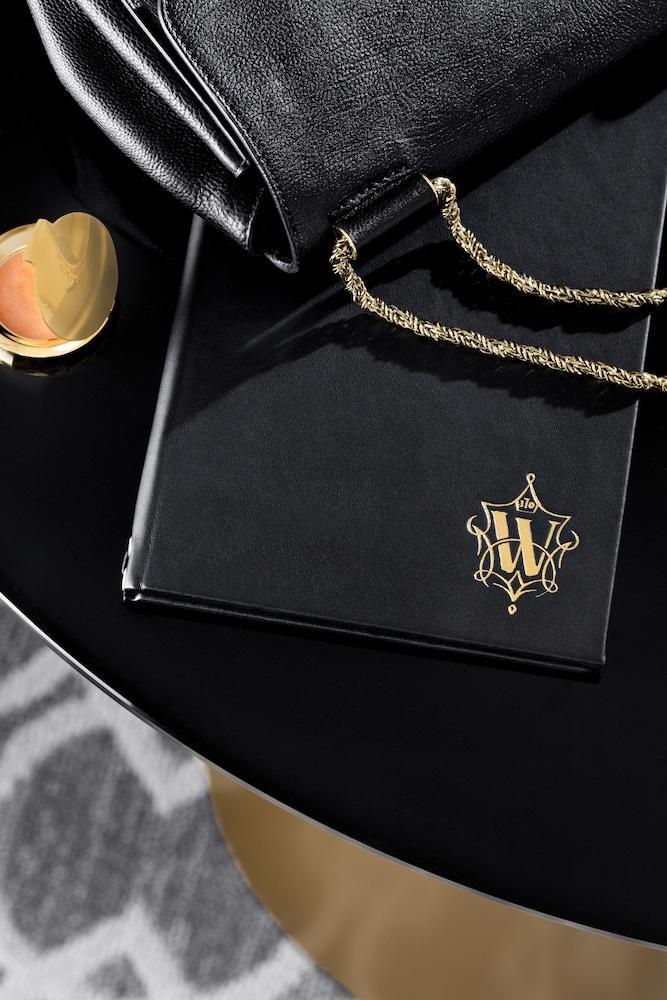 波士顿惠特尼酒店 外观 照片 The logo of the House of Valentino