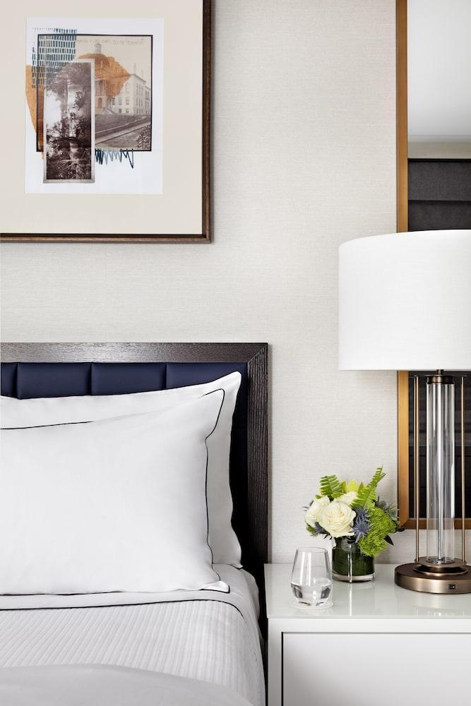 波士顿惠特尼酒店 外观 照片 A bed with a white bedsheet